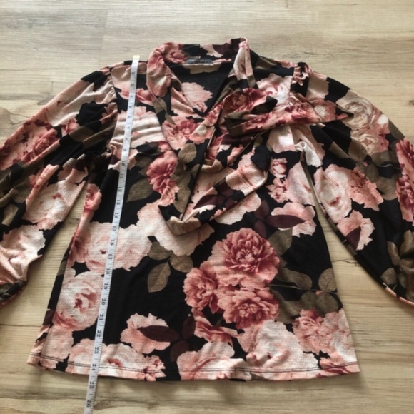 MASSIVE $10 SALE Floral Suzy Shier Blouse w/ Neck Tie - Picture 4 of 6